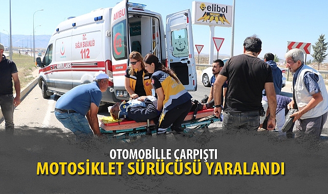 OTOMOBİLLE ÇARPIŞTI,  MOTOSİKLET SÜRÜCÜSÜ YARALANDI