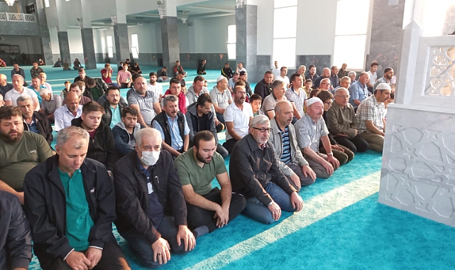 VATANDAŞLAR CAMİLERE AKIN ETTİ
