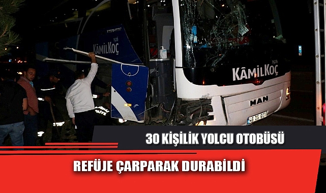 30 KİŞİLİK YOLCU OTOBÜSÜ REFÜJE ÇARPARAK DURABİLDİ