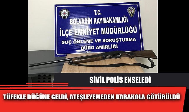 TÜFEKLE DÜĞÜNE GELDİ, ATEŞLEYEMEDEN KARAKOLA GÖTÜRÜLDÜ