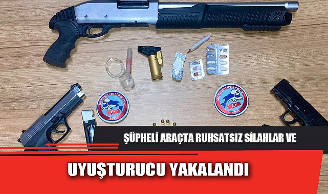 ŞÜPHELİ ARAÇTA RUHSATSIZ SİLAHLAR VE UYUŞTURUCU YAKALANDI