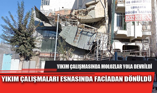 YIKIM ÇALIŞMASINDA MOLOZLAR YOLA DEVRİLDİ