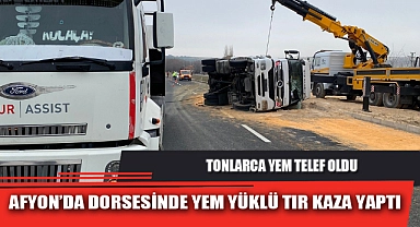 AFYON’DA DORSESİNDE YEM YÜKLÜ TIR KAZA YAPTI