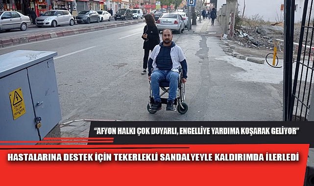 HASTALARINA DESTEK İÇİN TEKERLEKLİ SANDALYEYLE KALDIRIMDA İLERLEDİ