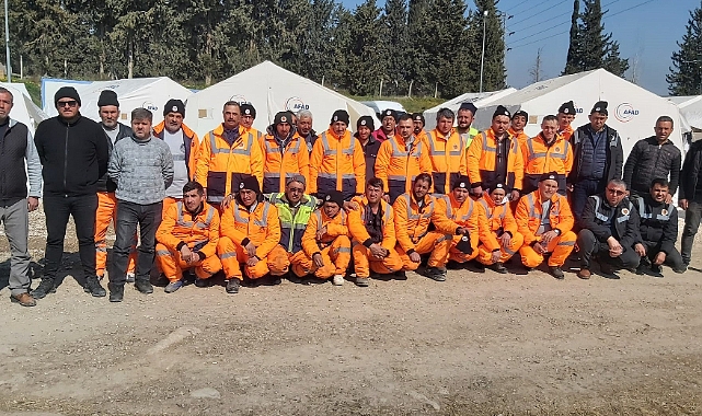 DEPREM BÖLGESİNDE TEMİZLİK EKİPLERİ VAR GÜCÜYLE ÇALIŞIYOR