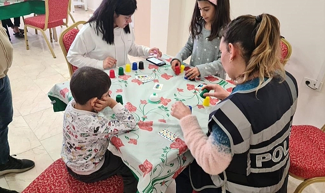 DEPREMZEDE ÇOCUKLARA POLİSTEN PSİKOLOJİK DESTEK