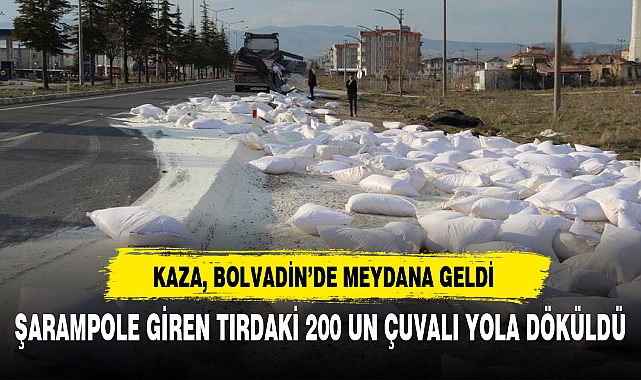 ŞARAMPOLE GİREN TIRDAKİ 200 UN ÇUVALI YOLA DÖKÜLDÜ