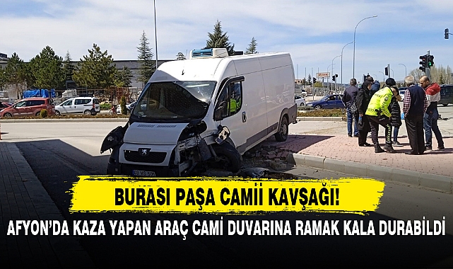 AFYON’DA KAZA YAPAN ARAÇ CAMİ DUVARINA RAMAK KALA DURABİLDİ