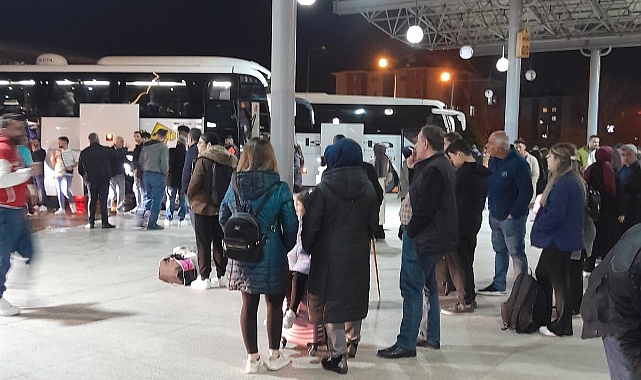 AFYON OTOGARINDA DÖNÜŞ YOĞUNLUĞU YAŞANIYOR