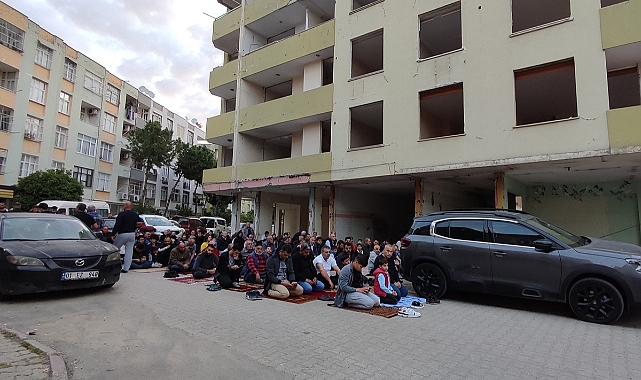 Bayram namazını yıkılması için boşaltılan orta hasarlı binanın altında kıldılar