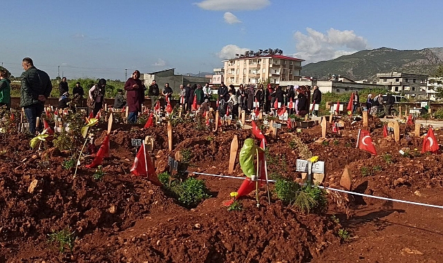 Mezarlıktaki acı detay bayramda ortaya çıktı