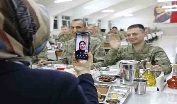 Validen, Ramazan'ın son iftarında Mehmetçik annesine görüntülü görüşme sürprizi