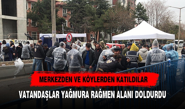 VATANDAŞLAR YAĞMURA RAĞMEN ALANI DOLDURDU