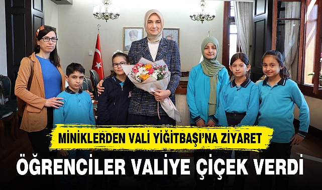 ÖĞRENCİLER VALİ YİĞİTBAŞI'NA ÇİÇEK VERDİ