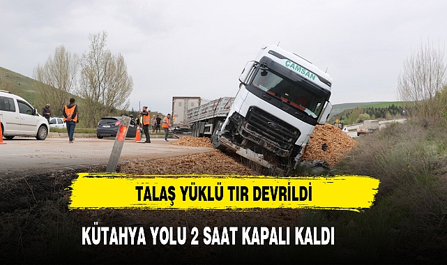 TALAŞ YÜKLÜ KAMYON ŞARAMPOLE DEVRİLDİ