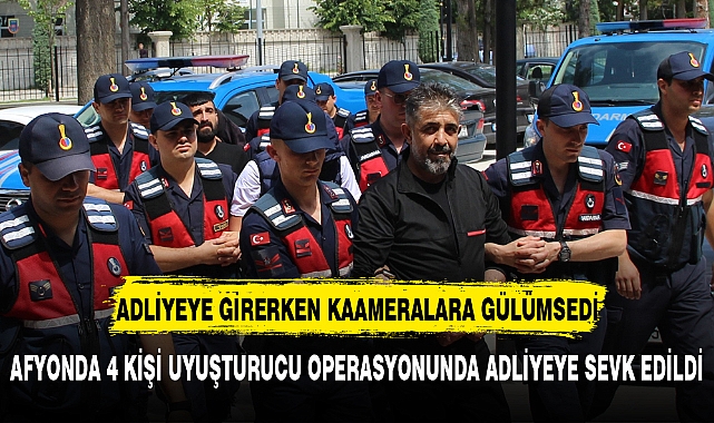 ADLİYEYE GİRERKEN KAMERALARA GÜLÜMSEDİ