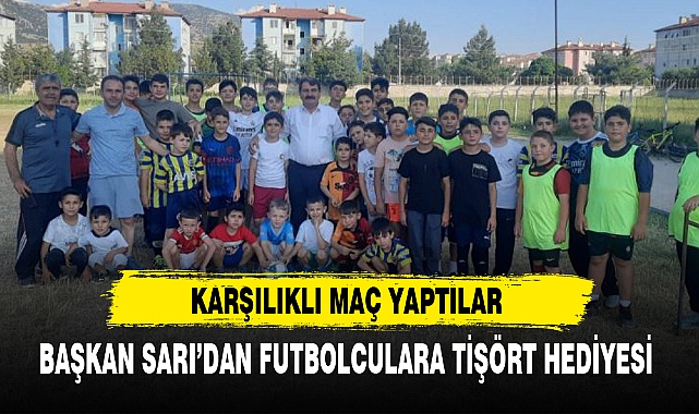 BAŞKAN SARI’DAN FUTBOLCULARA TİŞÖRT HEDİYESİ