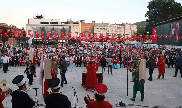 BİNLERCE AFYONLU YİNE MEYDANLARDA