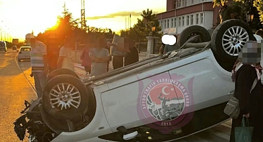 Hastane yolunda kaza, otomobil takla attı