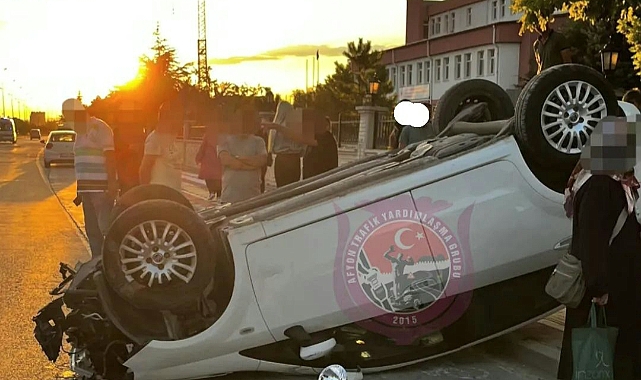 Hastane yolunda kaza, otomobil takla attı