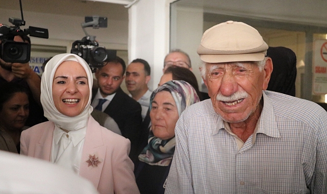 Göktaş'ı bakan olarak ilk defa karşısında görünce gözyaşlarına hakim olamadı