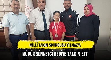 MÜDÜR 'SÜNNETÇİ' HEDİYE TAKDİM ETTİ