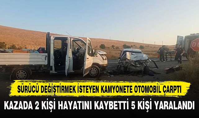 SÜRÜCÜ DEĞİŞTİRMEK İSTEYEN KAMYONETE OTOMOBİL ÇARPTI
