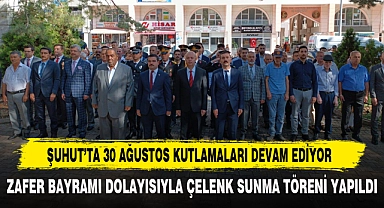 ZAFER BAYRAMI DOLAYISIYLA ÇELENK SUNMA TÖRENİ YAPILDI