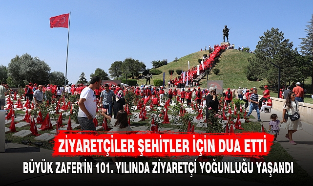 ZİYARETÇİLER ŞEHİTLER İÇİN DUA ETTİ