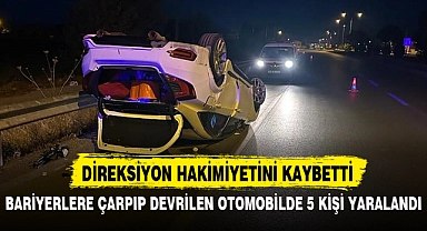 BARİYERLERE ÇARPIP DEVRİLEN OTOMOBİLDE 5 KİŞİ YARALANDI