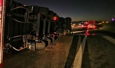 BAYRAMGAZİ RAMPASINDA TIR DEVRİLDİ, YOL TRAFİĞE TAMAMEN KAPANDI