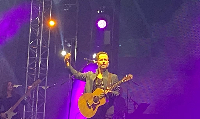 EMRE AYDIN GENÇLERLE BERABER SÖYLEDİ