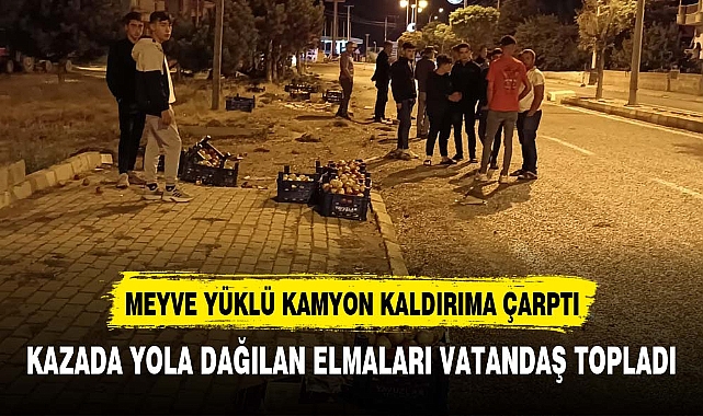 KAZADA YOLA DAĞILAN ELMALARI VATANDAŞ TOPLADI