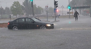 SEL VURDU, CADDELER DERE GİBİ AKTI