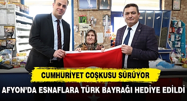 AFYON’DA ESNAFLARA TÜRK BAYRAĞI HEDİYE EDİLDİ