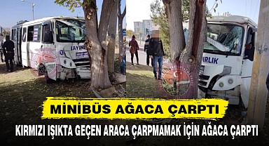 KIRMIZI IŞIKTA GEÇEN ARACA ÇARPMAMAK İÇİN AĞACA ÇARPTI