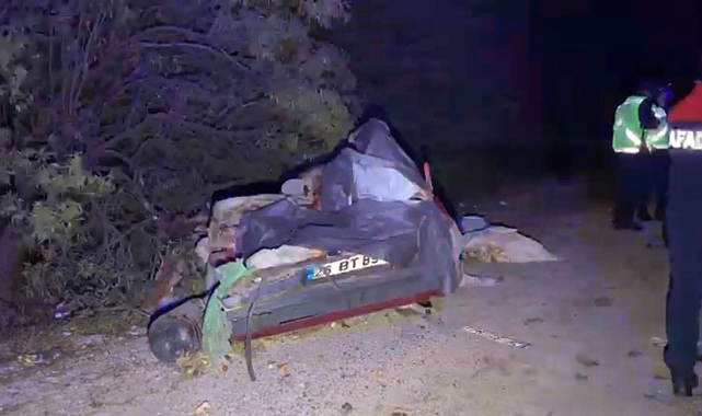 OTOMOBİL KAMYONA ARKADAN ÇAPTI 2 ÖLÜ
