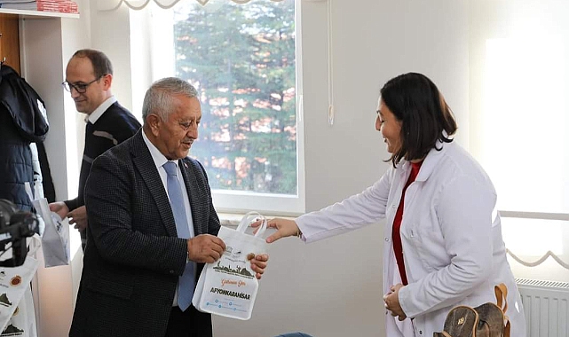 Başkan Zeybek Öğretmenleri Unutmadı