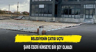 BELEDİYENİN ÇATISI RÜZGARA DAYANAMADI