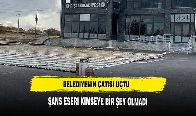 BELEDİYENİN ÇATISI RÜZGARA DAYANAMADI