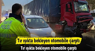 Tır ışıkta bekleyen otomobile çarptı