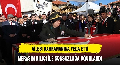 Şehidin kız kardeşi ağabeyini merasim kılıcı ile uğurladı