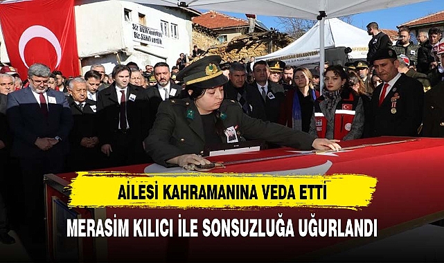Şehidin kız kardeşi ağabeyini merasim kılıcı ile uğurladı