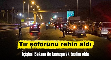 Tır şoförünü rehin aldı