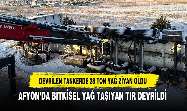 AFYON'DA BİTKİSEL YAĞ TAŞIYAN TIR DEVRİLDİ