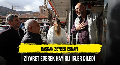 Başkan Zeybek'in Cuma Namazı Sonrası Esnafla Bir Araya Geldi