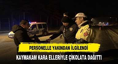 Kaymakam Kara Elleriyle Çikolata Dağıttı. Personelle Yakından İlgilendi