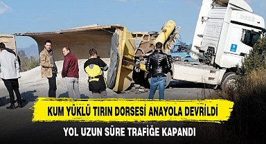 KUM YÜKLÜ TIRIN DORSESİ ANAYOLA DEVRİLDİ