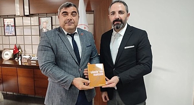 MÜDÜR ÜNER KALEME ALDIĞI KİTABI SÜNNETÇİ'YE TAKDİM ETTİ