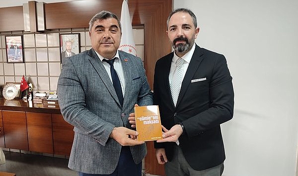 MÜDÜR ÜNER  KALEME ALDIĞI KİTABI SÜNNETÇİ'YE TAKDİM ETTİ